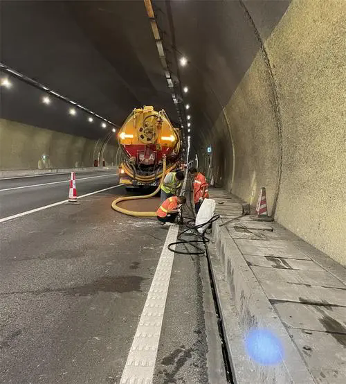 岳麓隧道排水渠清淤